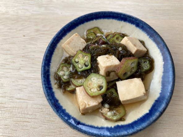 赤オクラと豆腐のもずく酢和え