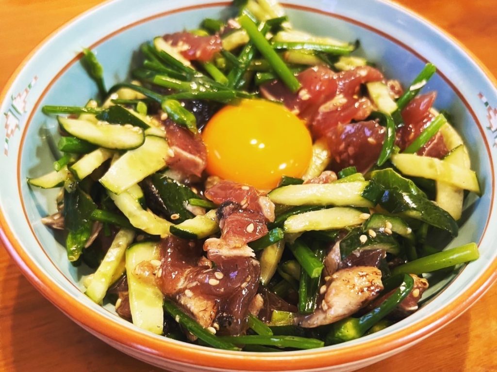 花ニラ香るマグロユッケ丼